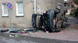 Poważny wypadek w Zielonej Górze. Auto wypadło z drogi, dachowało i uderzyło w kamienicę. Kierowca i pasażer byli wycinani z samochodu