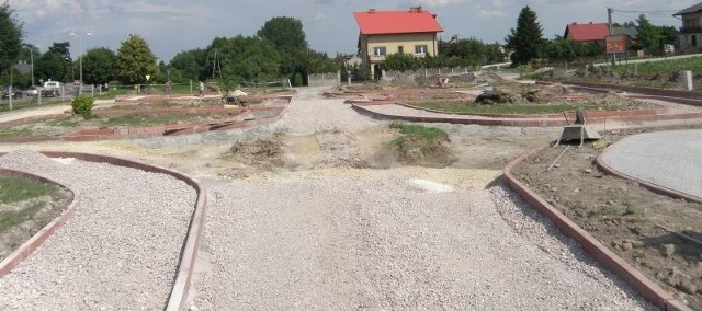 Trwa budowa Miasteczka Ruchu Drogowego w Jędrzejowie. Widać już zarysy mini-uliczek.