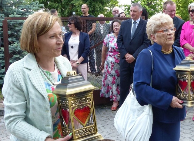 Małgorzata Opala ze Związku Nauczycielstwa Polskiego i prezes Helena Krzysztofek podczas odsłonięcia pomnika nauczycieli.