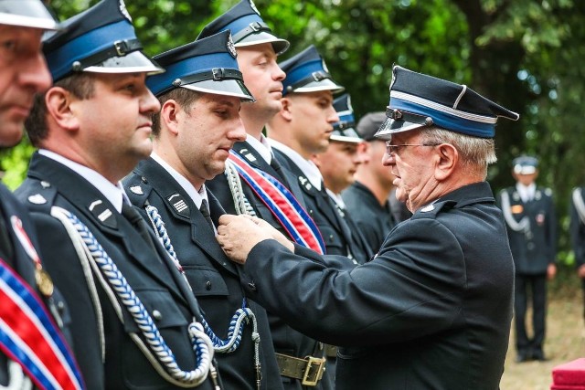 W sobotę, 7 lipca, obchodzono 175-lecie istnienia jednostki OSP z Dąbrówki Wlkp. OSP Dąbrówka Wlkp. jest najstarszą jednostką w naszym regionie. Podczas sobotnich uroczystości strażakom - ochotnikom przekazano także nowy sztandar, przepięto do niego odznaczenia, które otrzymała miejscowa OSP. Podczas uroczystości wręczono również medale druhom, którzy zasłużyli na nie swoją służbą.Zobacz też najważniejsze informacje z województwa lubuskiego: