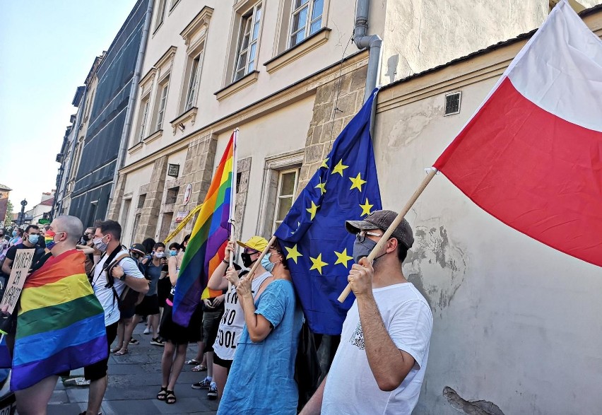 Szczepan Twardoch i Łukasz Orbitowski pojawili się na krakowskiej demonstracji solidarności z aresztowanymi aktywistami LGBT