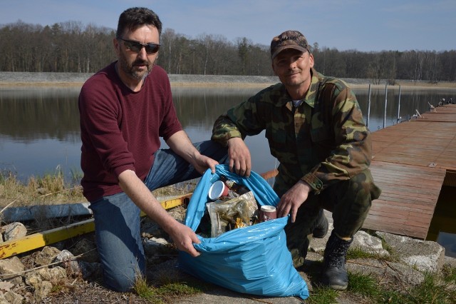 Turawa. W niedzielę 14 marca wielka akcja sprzątania brzegów Jeziora Dużego. "Ludzie wyrzucają tu meble i sprzęty z domów"