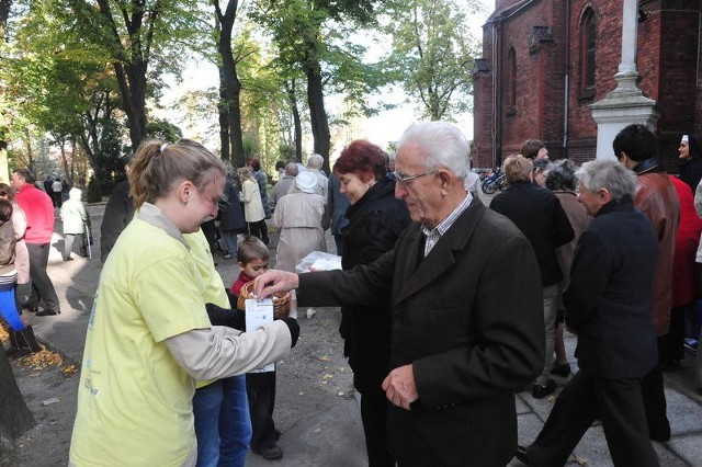 Opole (Nowa Wieś Królewska). Datek na stypendia papieskiej fundacji składa Józef Kaleta.