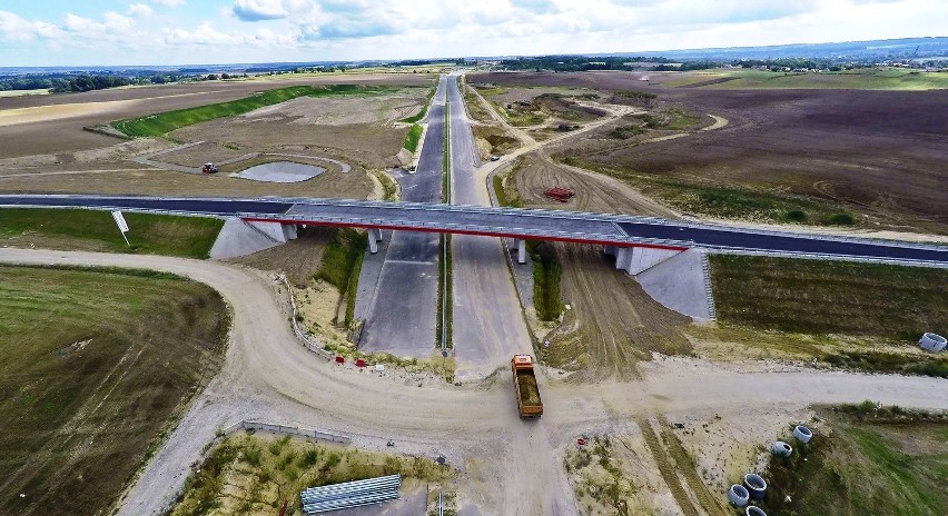 Powstały ronda, trwają prace na wszystkich 14 mostach i...