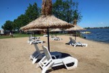 Polskie Hawaje. Plaża w Kunicach kusi złotym piaskiem, słomianymi parasolami i ciepłą wodą