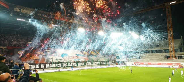 Podczas meczu Górnik Zabrze - Lech Poznań Torcida świętowała 25-lecie.Zobacz kolejne zdjęcia. Przesuwaj zdjęcia w prawo - naciśnij strzałkę lub przycisk NASTĘPNE