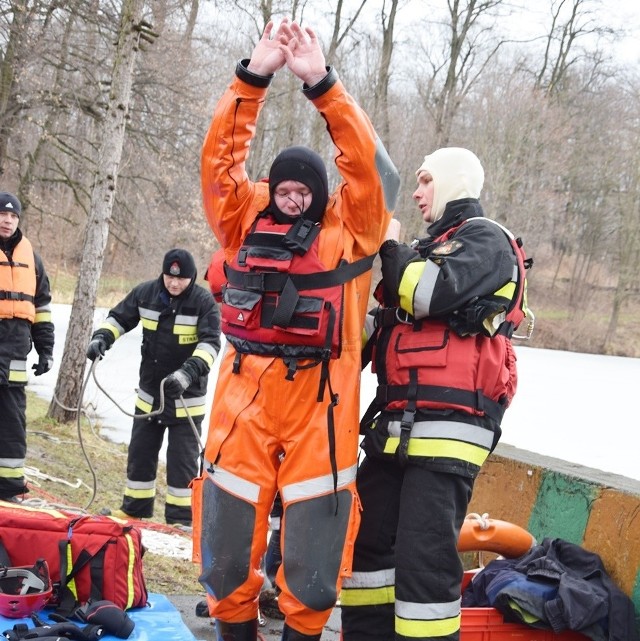 Strażacy z Jednostki Ratowniczo-Gaśniczej w Gorlicach ćwiczyli umiejętności ratownictwa lodowego