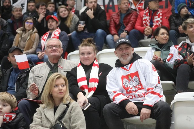 Biało-Czerwonych w meczu z Łotwą wspierali w Sosnowcu polscy kibiceZobacz kolejne zdjęcia. Przesuwaj zdjęcia w prawo - naciśnij strzałkę lub przycisk NASTĘPNE