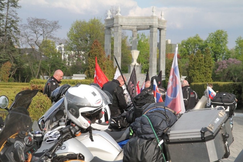 Nocne Wilki jednak we Wrocławiu. Motocykliści złożyli kwiaty na Cmentarzu Żołnierzy Radzieckich