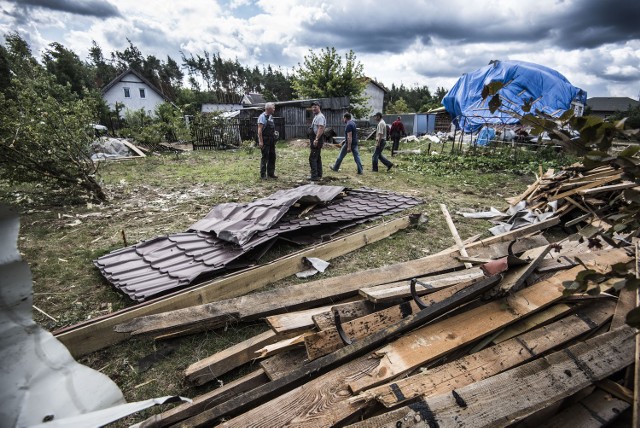 Zniszczenia we wsi ZawałyNiedzielna burza pozbawiała w Zawałach wiele domostw dachów, ścian. Zniszczone zostały także linie energetyczne, szopy garaże. Wyrwanych zostało wiele drzew. Na szczęście nikt nie ucierpiał.