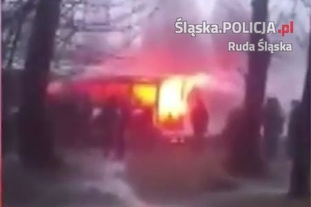 Ruda Śląska: Mężczyzna odpalił racę w autobusie. Policja szuka świadków WIDEO+ZDJĘCIA