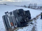 Buszkowice. Cysterna wypełniona do połowy paliwem przewróciła się do rowu. Strażacy w akcji