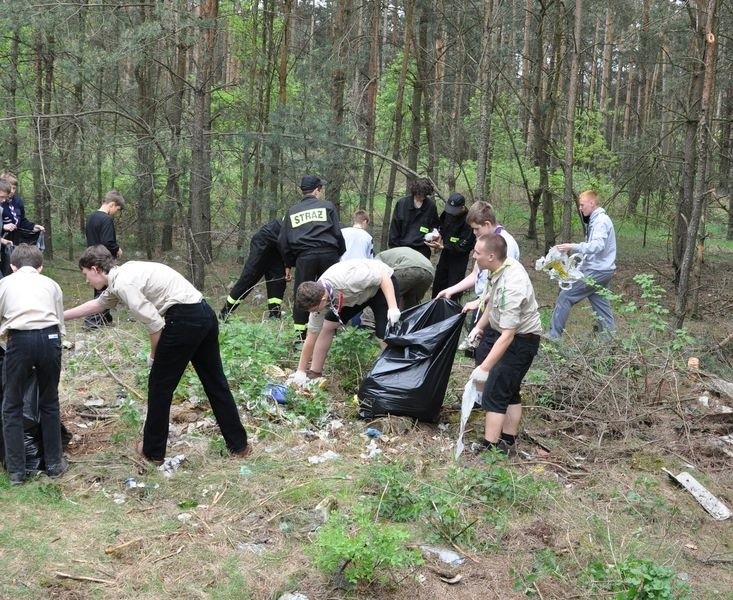 Do akcji sprzątania lasów pod Szydłowcem włączyli się między...