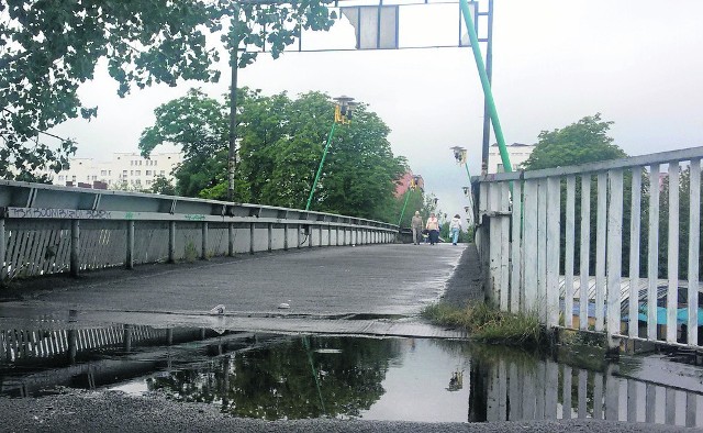 Kładka przy dworcu Sosnowiec Południowa łączy rejon ul. Kościelnej z osiedlem przy ul. Naftowej. Kałuże, graffiti czy zniszczone tablice informacyjne to jej „wizytówka” od wielu lat