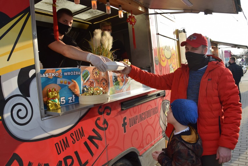 Kędzierzyn-Koźle. Rozpoczął się zlot food trucków. Klientów przybywa z godziny na godzinę. Na miejscu była policja