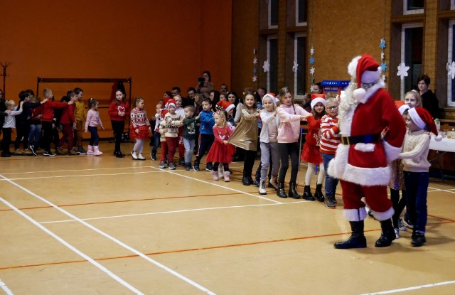 Wizyta świętego Mikołaja w Daleszycach. Obdarował dzieci uśmiechem i słodkościami.