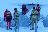 Ćwiczenia sandomierskich strażaków na zbiorniku wodnym przy Bulwarze Marszałka Piłsudskiego. Zobacz zdjęcia