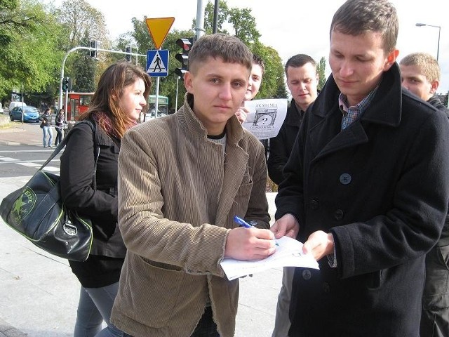 Uczeń technikum Adrian Stefański jest za powołaniem Akademii Gorzowskiej. Na zdjęciu z Marcinem Jastrzębskim z Młodych Demokratów.