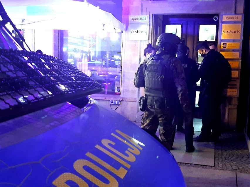 Sobota 24 kwietnia około 22.00 policjanci kontrolują klub Al...