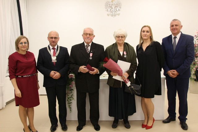 Helena i Tadeusz Barańscy z Suchedniowa (na zdjęciu w środku) zostali odznaczeni Medalami za Długoletnie Pożycie Małżeńskie.