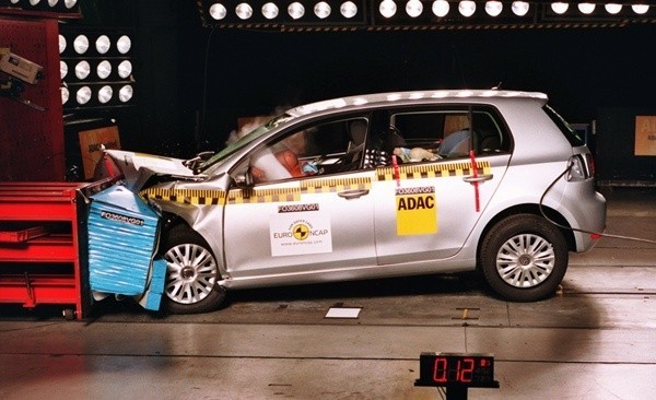 VW Golf VI podczas testu zderzeniowego Euro NCAP.