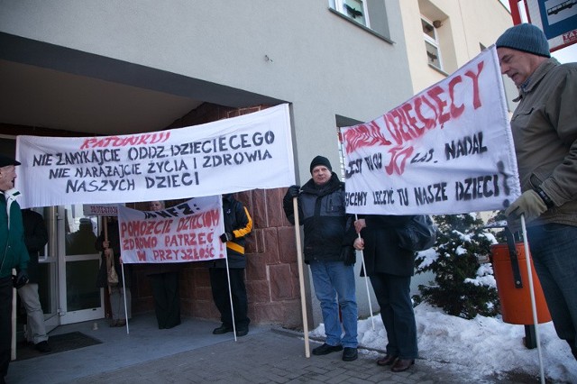 O pediatrię w szpitalu w Dąbrowie Białostockiej już od tygodni walczą mieszkańcy tej miejscowości, a także Suchowoli i Nowego Dworu. Pod koniec stycznia protestowali przed szpitalem w Sokółce.