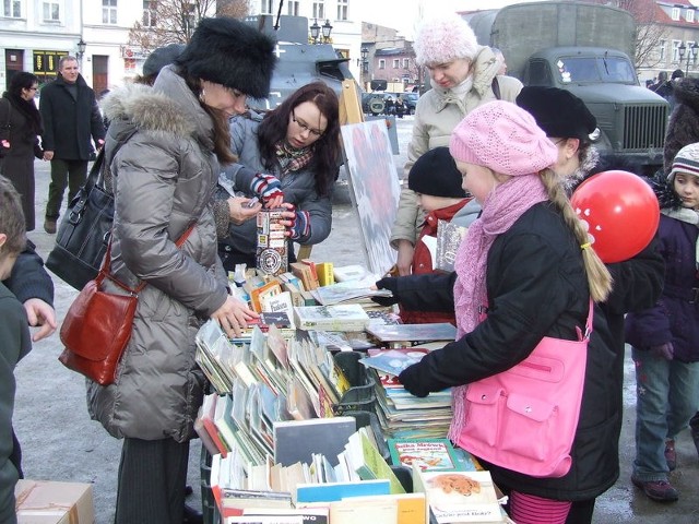 Kiermasz książek Miejskiej Biblioteki Publicznej, zorganizowany podczas WOŚP, wzbudzał duże zainteresowanie