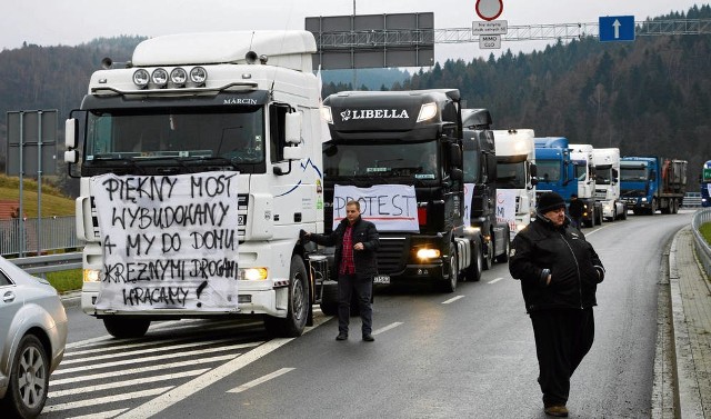Odblokowania dróg dla tirów na Słowacji domagały się w grudniu sądeckie firmy transportowe