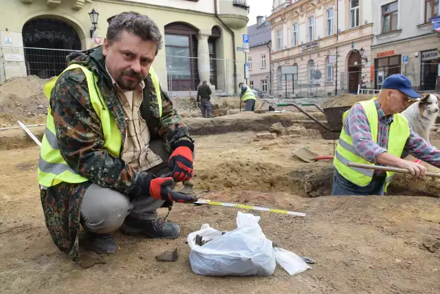 Jarosław Lepiejza z pozostałościami ceramicznych naczyń, których na placu Kazimierza znaleziono kilka worków
