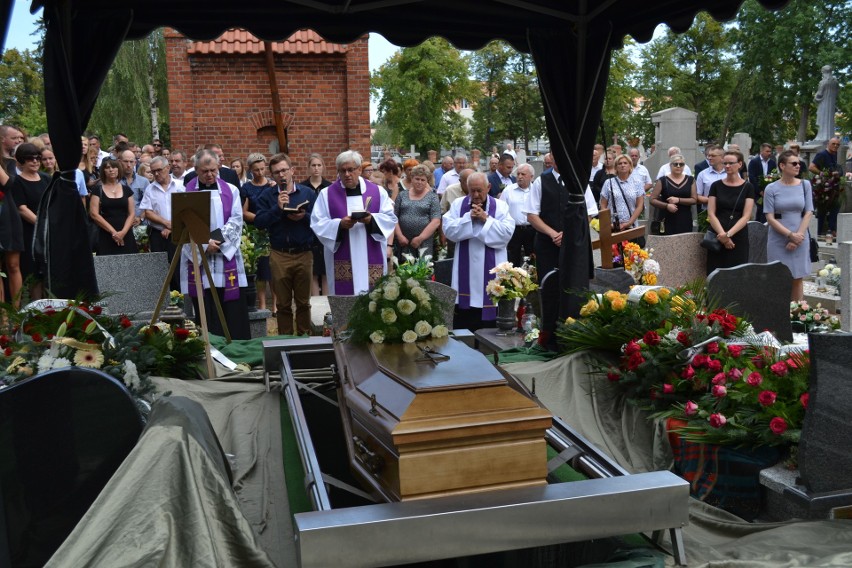 Ceremonia pogrzebowa na cmentarzu w Koronowie