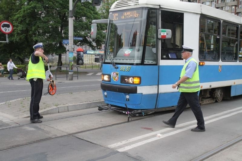 Wrocław: Wypadek rowerzysty przy moście Grunwaldzkim. Wjechał na czerwonym? (ZDJĘCIA)