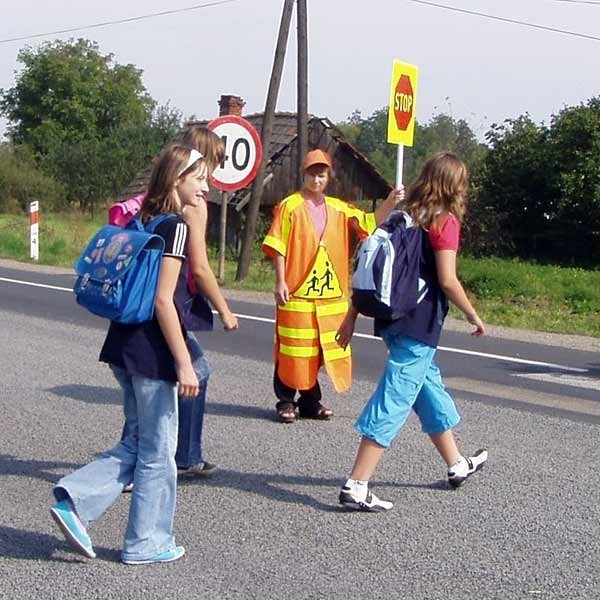 Alicja Mroczek od czerwca pracuje jako strażnik drogowy przy SP im. M. Konopnickiej w Trześni. Dzięki niej dzieci czują się bezpieczniej, a rodzice są spokojniejsi.