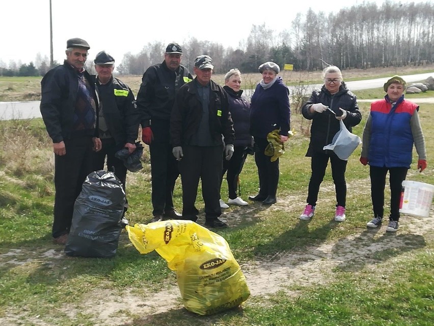 Mieszkańcy Skrzynna sami postanowili zadbać o porządek w okolicy i posprzątali śmieci