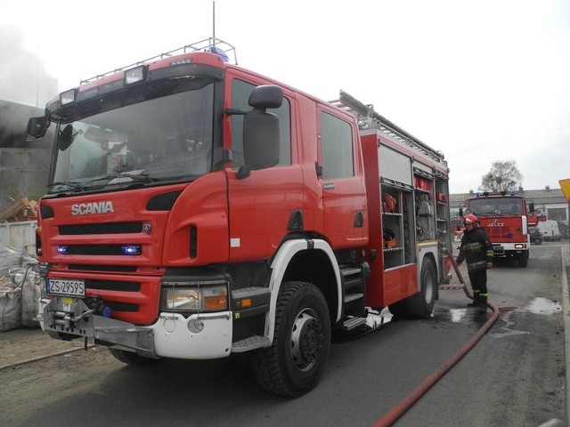 Do gaszenia pożaru pojechały dwa strażackie samochody.