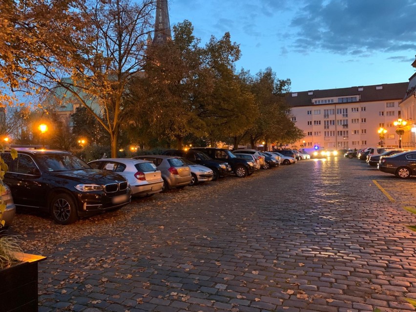 Rowerzystów niepokoi powrót aut na plac Orła Białego w Szczecinie