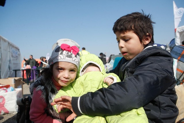 Dzieci uchodźców na przejściu granicznym w Medyce