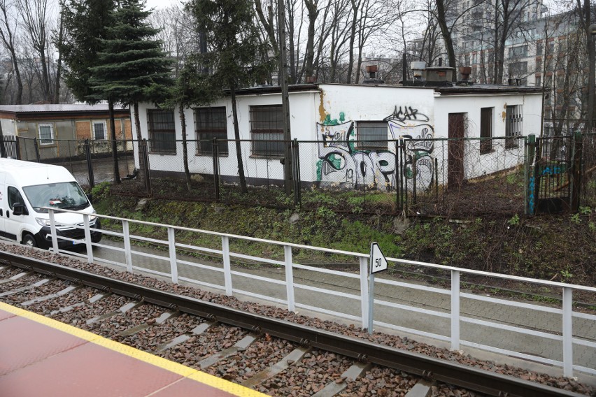 Takie widoki czekają na pasażerów wjeżdżających do Krakowa...