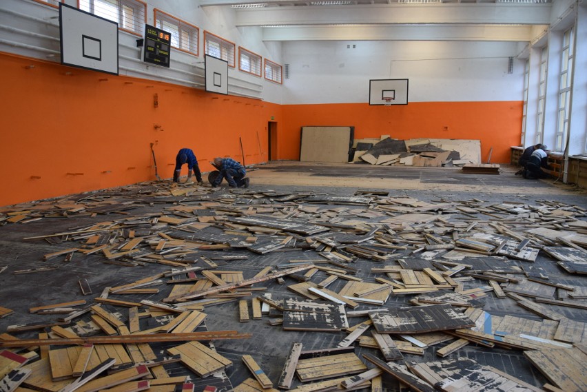 Od demontażu podłogi z lat 70. rozpoczął się remont sali...