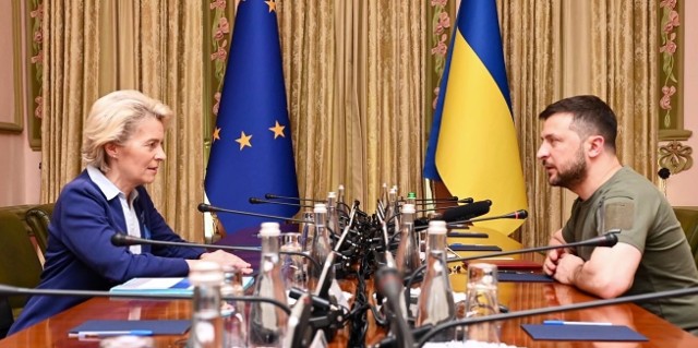 Ursula von der Leyen w Kijowie. Przewodnicząca Komisji Europejskiej podkreśliła, że bezpośrednie rozmowy z prezydentem Zełenskim oraz premierem Szmyhalem pomogą KE w sfinalizowaniu prac nad rekomendacjami dla państw członkowskich UE w kwestii otwarcia Ukrainie ścieżki do członkostwa w Unii