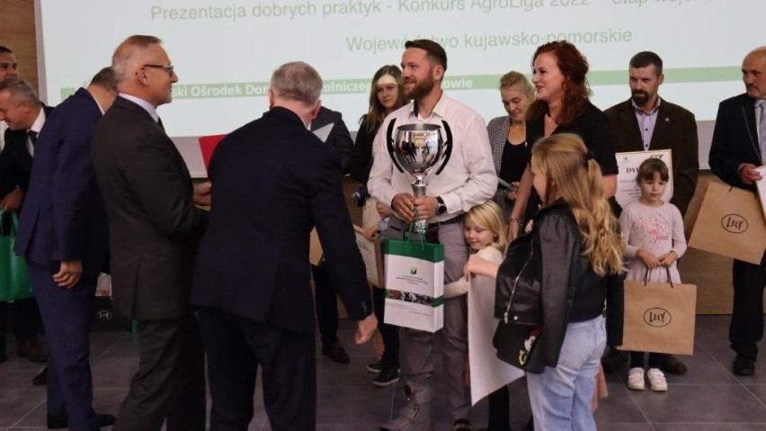 Judyta i Łukasz Łęgowscy z Osieczka w powiecie wąbrzeskim zostali wicemistrzami w konkursie AgroLiga 2022 w kategorii "Rolnik"