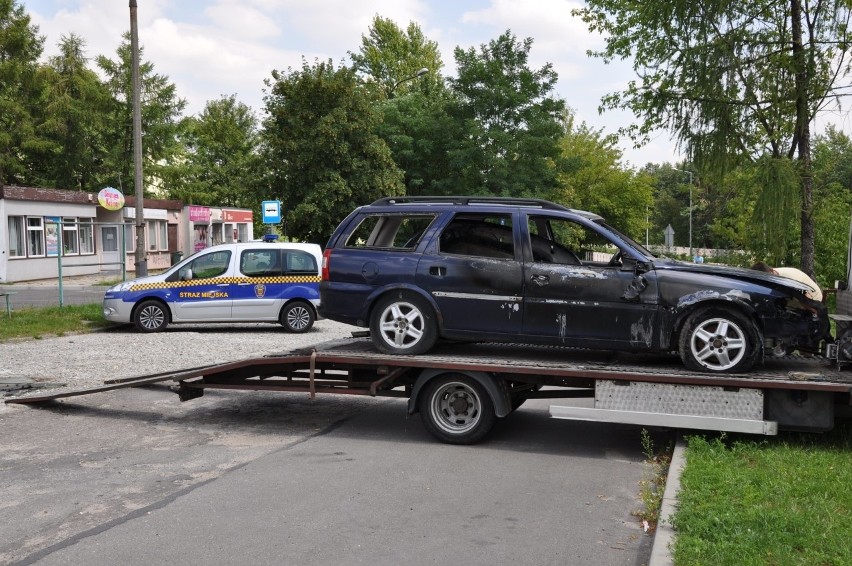 Małopolska zach. Wraki aut szpecą miasta, zagracają parkingi i ulice