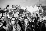 Różne oblicza strajku kobiet. Klimatyczne czarno-białe zdjęcia Łukasza Popielarza, fotografa ze Szczecina [GALERIA] 