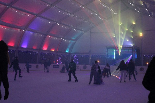 W Szwajcarii Bałtowskiej w sobotę, 25 lutego mnóstwo osób skorzystało z ostatniej odsłony Ice Party czyi ślizgania się na łyżwach przy muzyce i kolorowych laserach. Była super impreza.