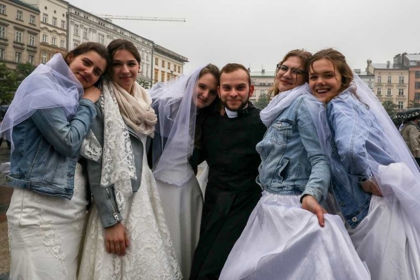 Przez Kraków przeszedł juwenaliowy korowód. Studenci w kolorowych przebraniach opanowali miasto [ZDJĘCIA]