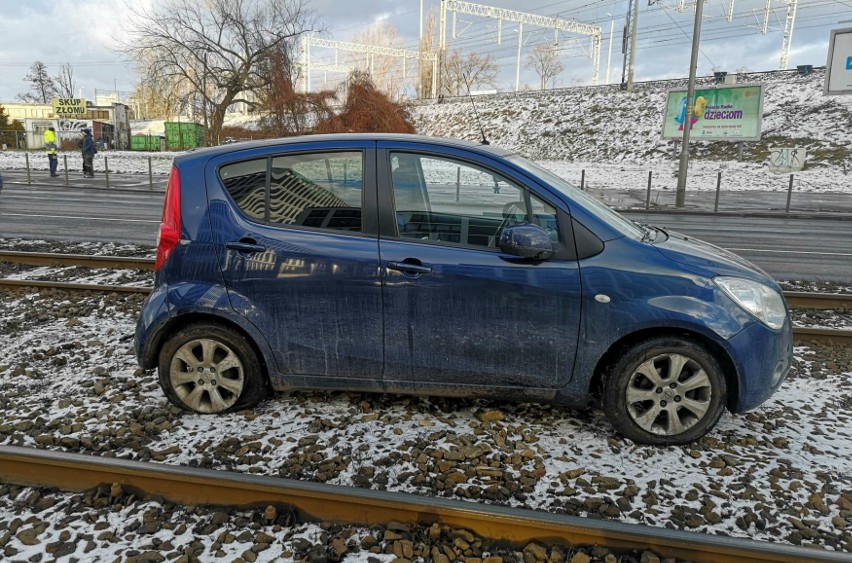 Samochód osobowy wypad z jezdni i zatrzymał się na torowisku...