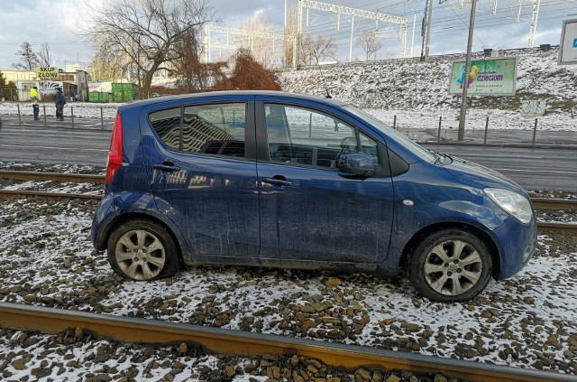 Samochód osobowy wypad z jezdni i zatrzymał się na torowisku tramwajowym przy ul. Legnickiej