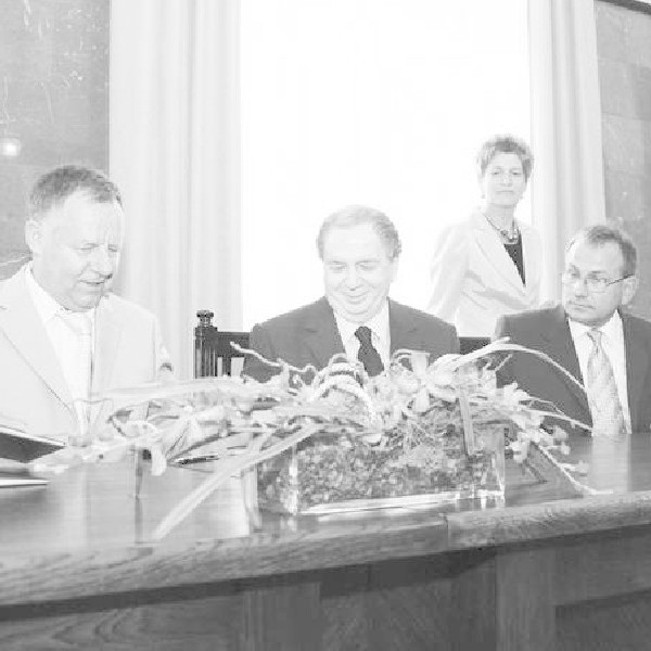 Porozumienie podpisali m.in. prezes Marian Bartosiński, rektor Andrzej Jamiołkowski oraz dziekan Piotr Klugowski