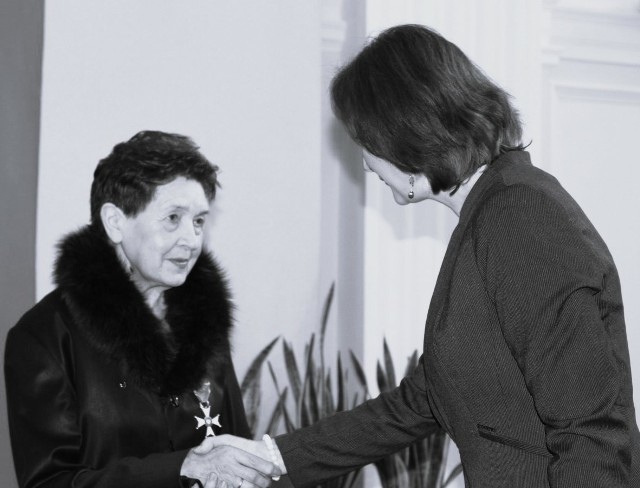 13 lutego 2018 r. Barbara Frączek otrzymała nadany przez Prezydenta RP Krzyż Kawalerski Orderu Odrodzenia Polski za wybitne zasługi na rzecz przemian demokratycznych w Polsce. Wręczyła go jej Wojewoda podkarpacki Ewa Leniart.