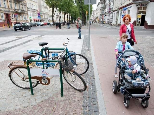 Brak rowerowego oznakowania na ulicy Wojska Polskiego jest przyczyną kłótni poruszających się tam ludzi. 