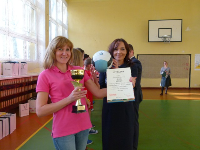 Pierwsze miejsce w  turnieju sportowym - Międzyszkolnych Zawodach Niepełnosprawnej Młodzieży Gimnazjalnej zajęło Publiczne Gimnazjum numer 2 i otrzymało Puchar Dyrektora Szkoły.